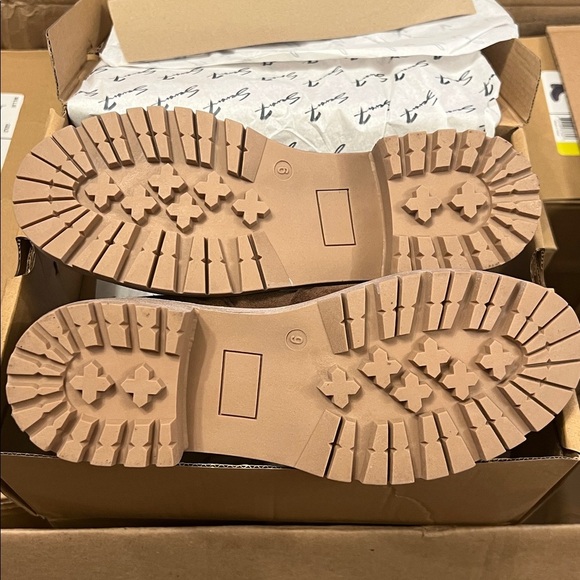 Seven7 Women’s NWB Bestie Ankle Boot in Chocolate - Picture 4 of 5